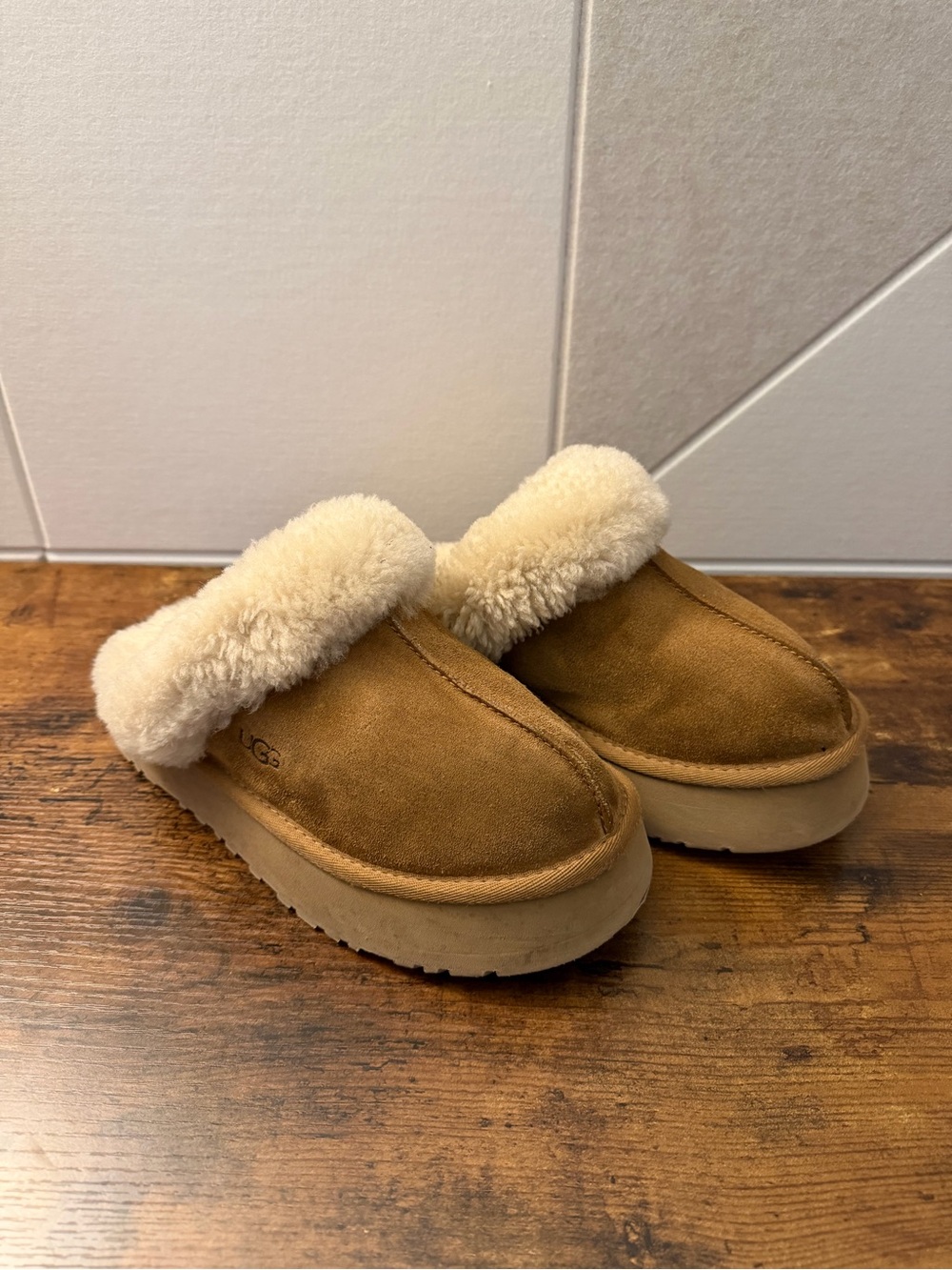 Girls UGG Disquette Slippers Size 6 Chestnut